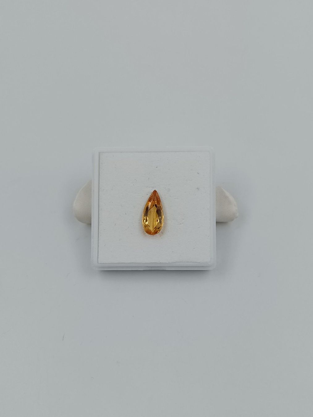 Pietre preziose: 1 HONIGGOLDFARBENER TOPAS 6.54 CT. – Usato da Luzern venduto da EdiGem