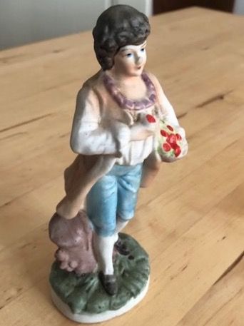 Figuren: Porzellan-Figur junger Mann mit Rosen – Gebraucht aus Basel von romaz61