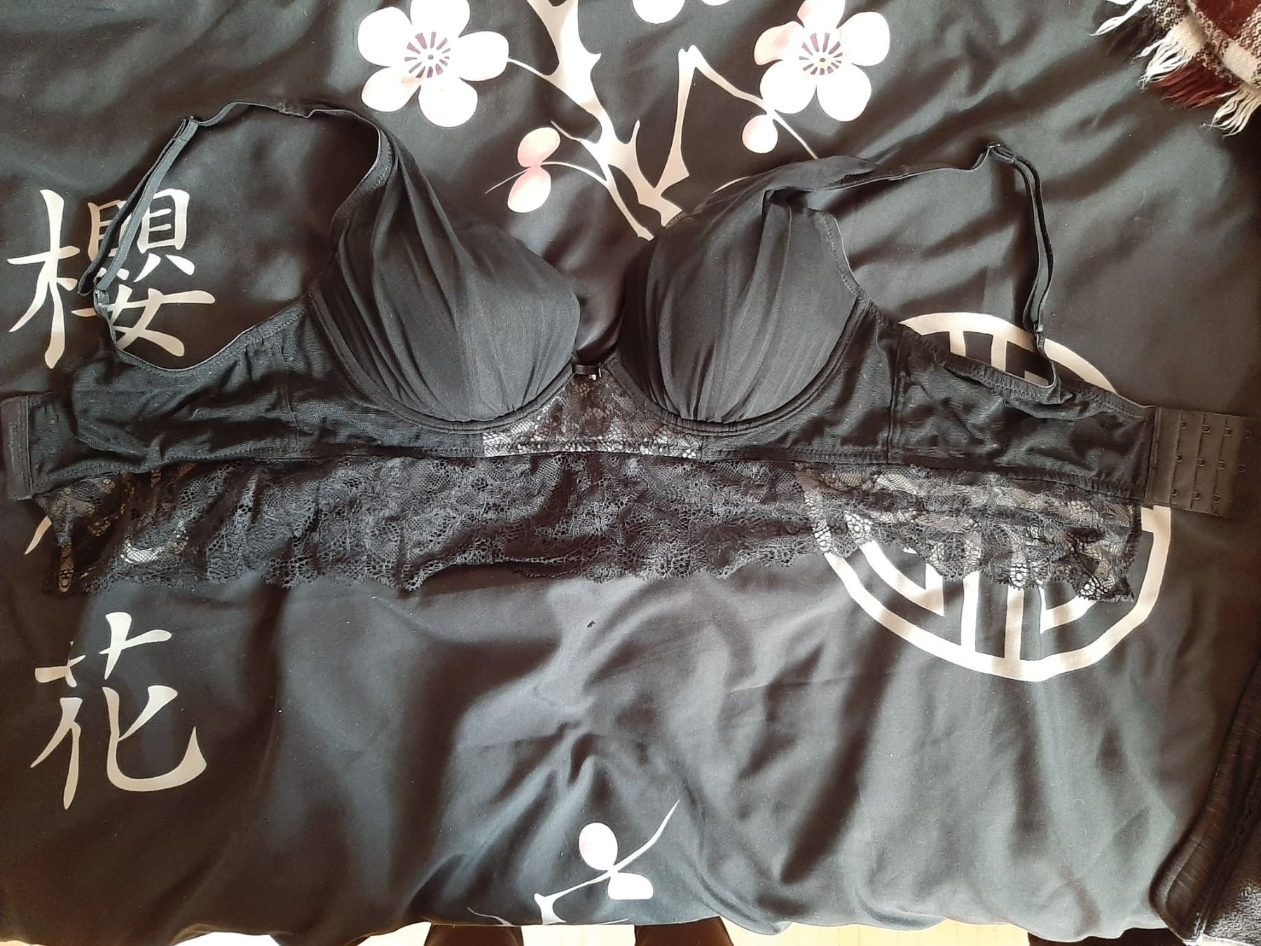 Autres dessous: Dessou BH Gr. 80B Farbe Schwarz – Neuf (Voir description) à Marthalen par Jenny.Z