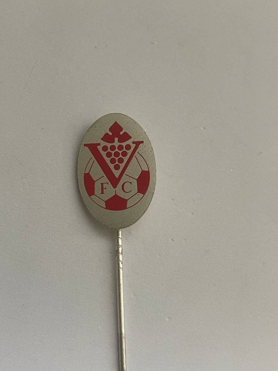 Placchette & Badge: 204. Anstecknadel - FC Vignoble-Cully – Usato da Luzern venduto da Irek 1