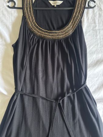 Sommerkleid: Gr. M, schwarz mit goldigem Kragen