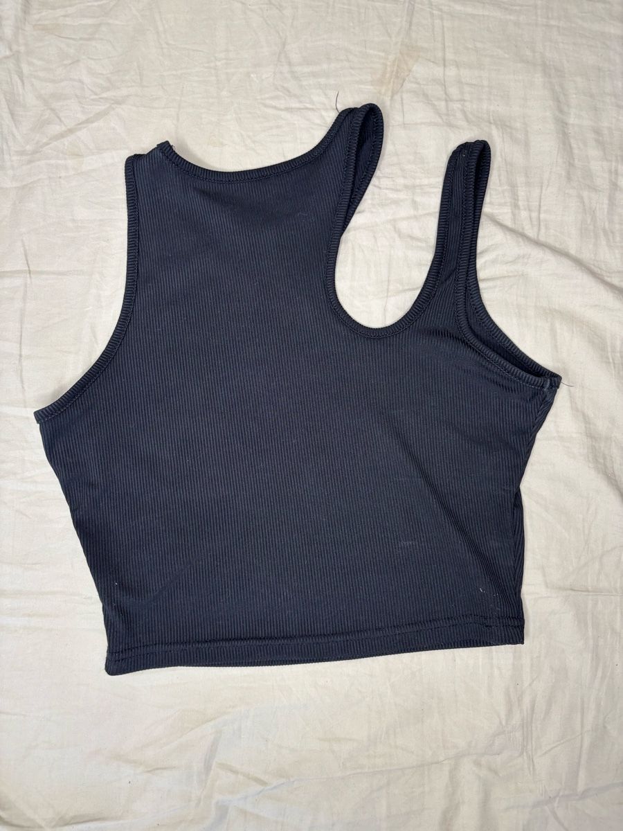 Top: Black Cut-Out Ribbed Crop Top  – Usato da Bern venduto da kri_y8h8 2