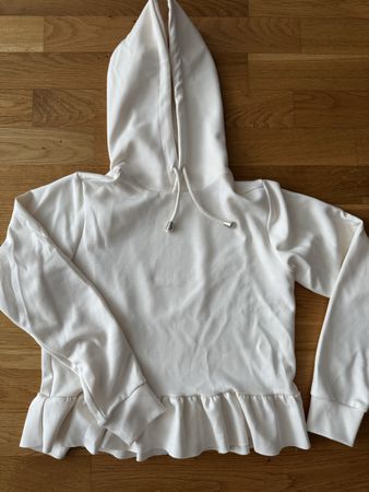 Weisser Hoodie mit Rüschen