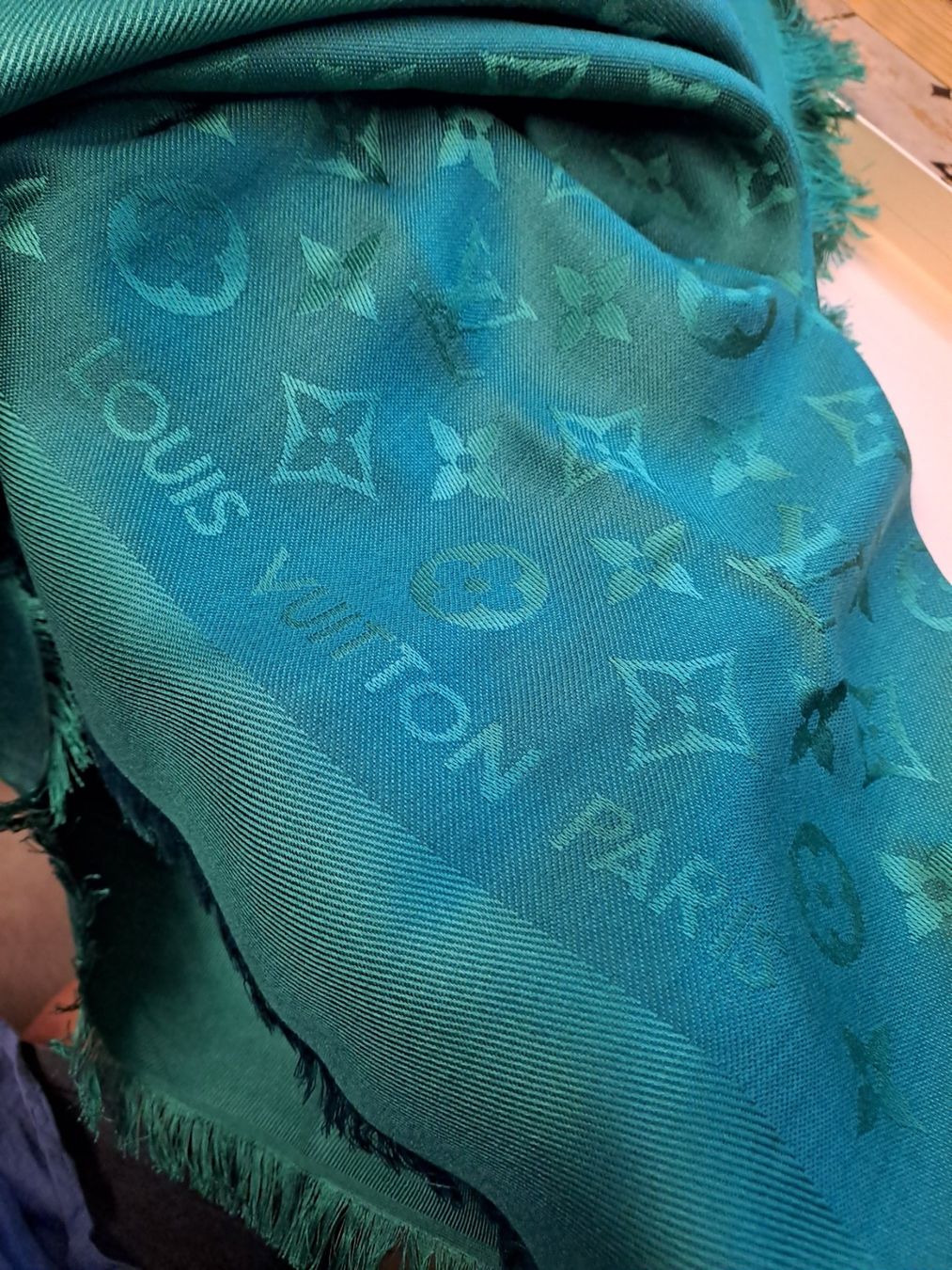 Louis Vuitton Foulard & Sciarpe: Louis Vuitton Seidentuch – Nuovo (secondo la descrizione) da Emdthal venduto da kasira 1