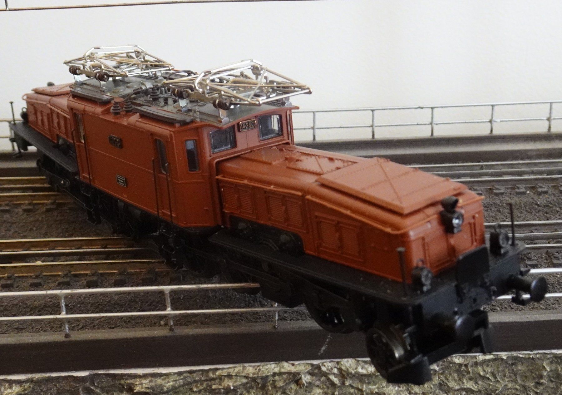 Roco Modellini di ferrovie: Roco, 43539 Krokodil Ce 6/8" mit ESU-Decoder, LED und OVP – Usato da Grossaffoltern venduto da berner85 2