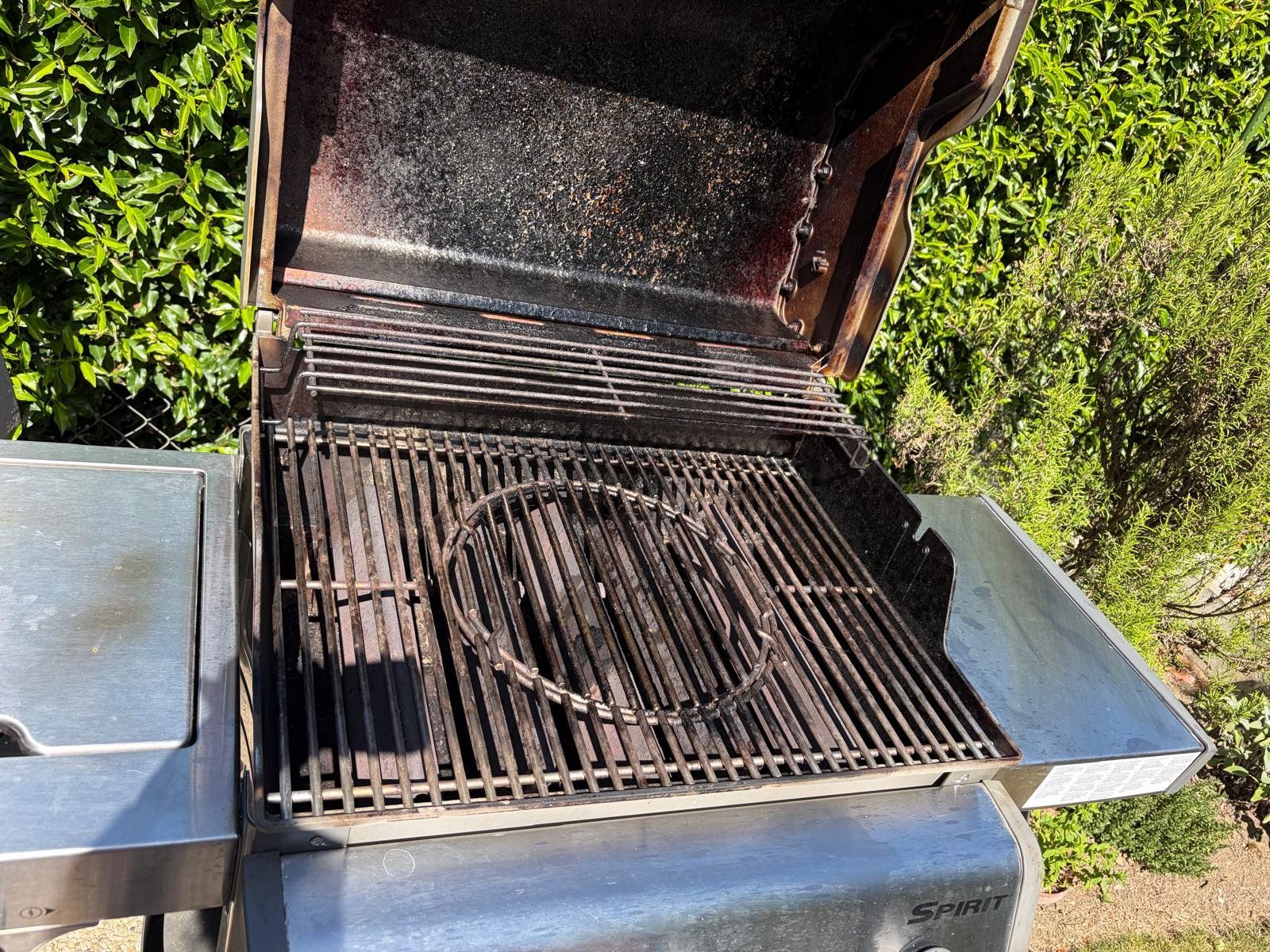 Grills: Barbecue à gas avec plaque de cuisson intégrée – Gebraucht aus Les Acacias von jla_qp9s 2