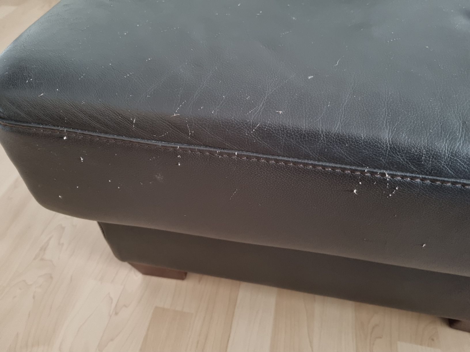 Sofas: Echtleder Sofa mit Deko-Kissen. Schwarzes Ecksofa mit Gebrau – Gebraucht aus Ostermundigen von aydin014 3