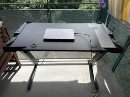 Arbeitstisch mit Ambiente Licht