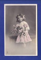 ENFANT - Jeunes filles et fleurs