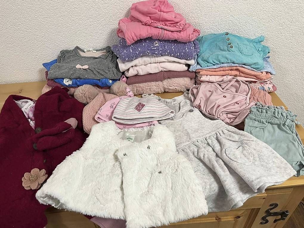 Lotti & Set di vestiti: Grosses Mädchen Kleiderpaket Grösse 62/68 – Usato da Rütschelen venduto da Rotkorn 1