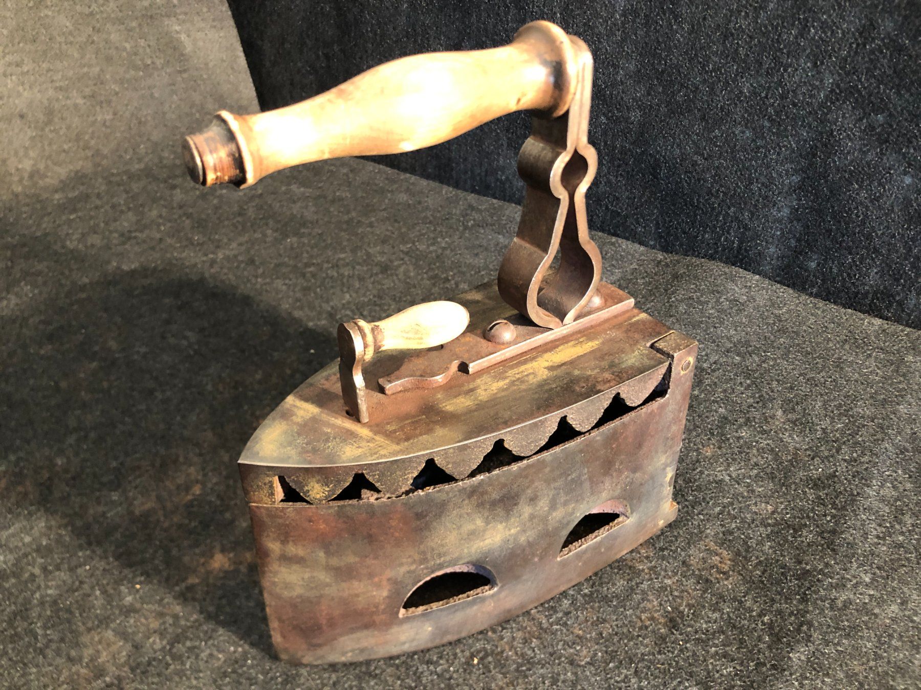 Bügeleisen: Ancien fer à repasser à charbon. – Gebraucht aus Saignelégier von Dubois_Vintage
