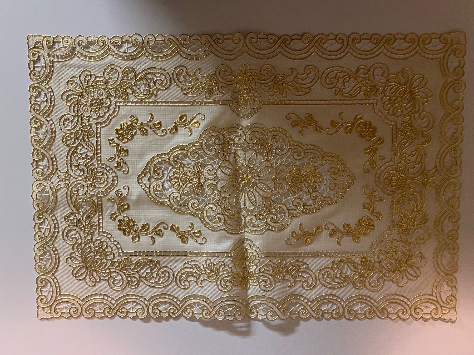 Set di tavolo e panche: 5 goldige Tischsets mit Muster aus Plastik – Usato da Baar venduto da Toefflibaar
