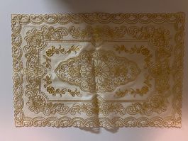 5 goldige Tischsets mit Muster aus Plastik