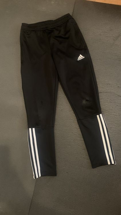 Adidas Hosen: Adidas Trainingshose, Gr. 152, Schwarz mit Streifen Design! – Gebraucht aus Zürich von 15mayo15 4