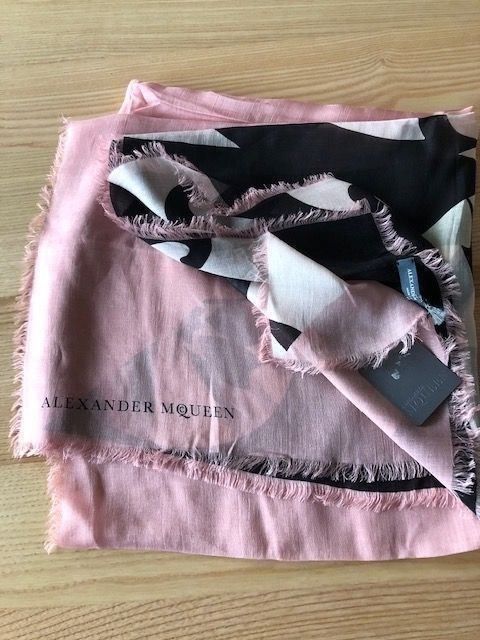Alexander Mcqueen Foulard & Sciarpe: Pashmine Alexander McQueen – Nuovo (secondo la descrizione) da Davesco-Soragno venduto da dvf_7h6d 1