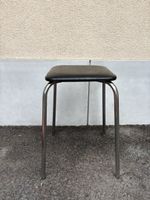 Hocker Metallgestell Kunstleder schwarz Sitzfläche ca 30x30c