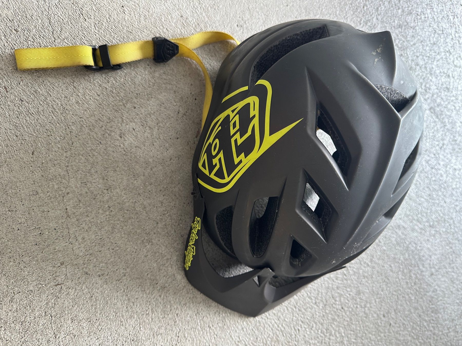 Troy Lee Caschi: Troy Lee Design bike helmet – Usato da Dallenwil venduto da ZD2019