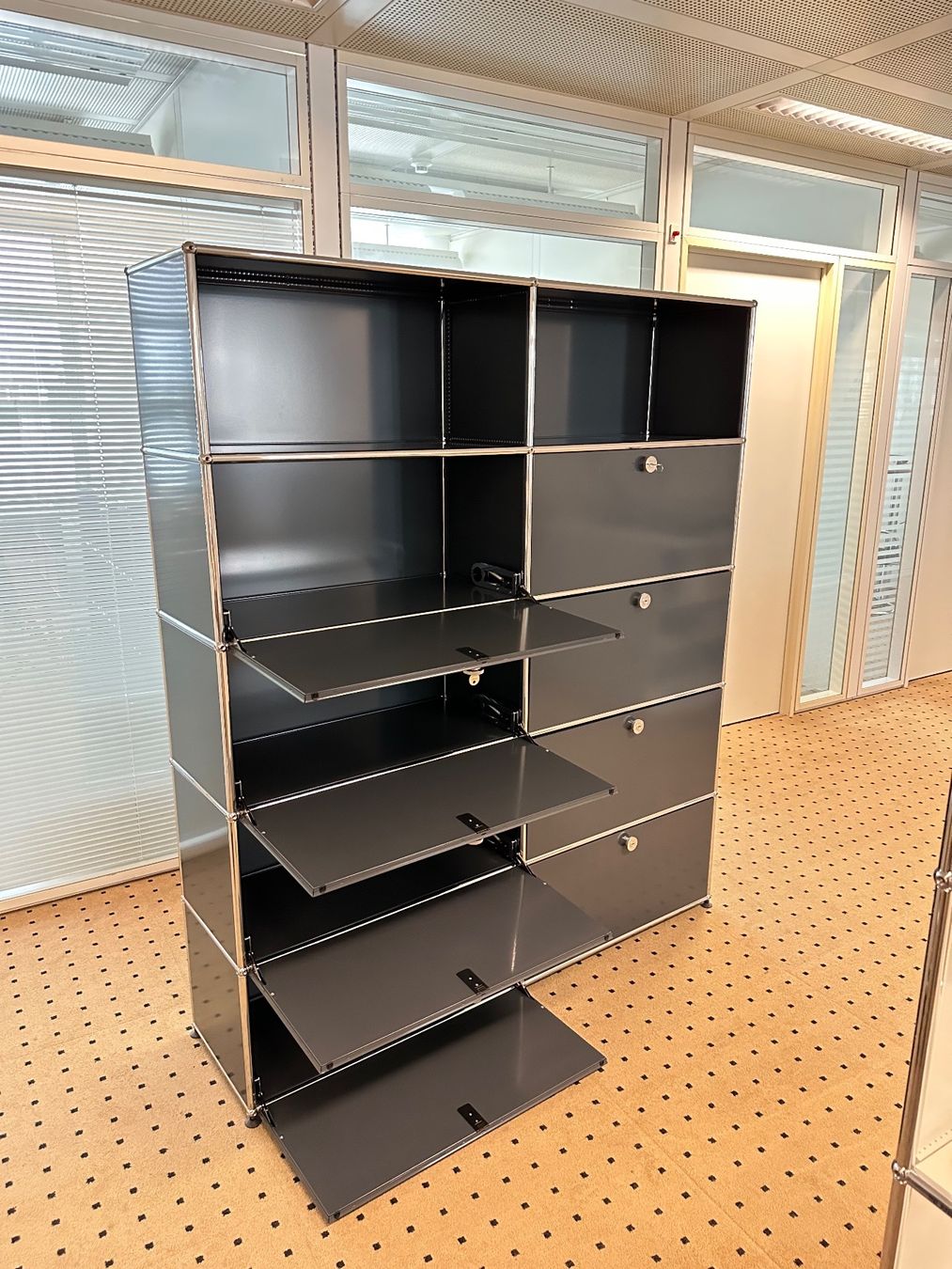 USM Scaffali: USM Highboard 2x5 Anthrazitgrau, Top Zustand – Usato da Grenchen venduto da Design-Outlet 2