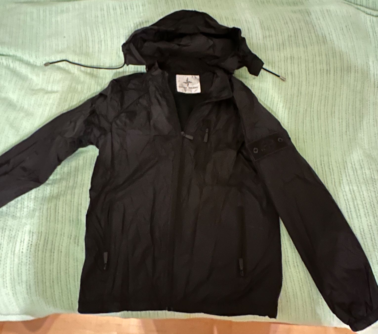 Giacche: Tolle Jacke mit Kapuze – Usato da Liestal venduto da FlomiVivi
