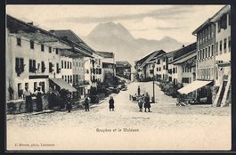 Gruyères, Strassenpartie mit Blick zum 