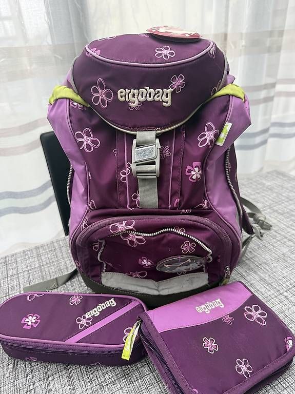 Ergobag Borse & Zaini: Ergobag Schulranzen Set lila Blumen gebraucht gut – Usato da Muri AG venduto da SiMa2012