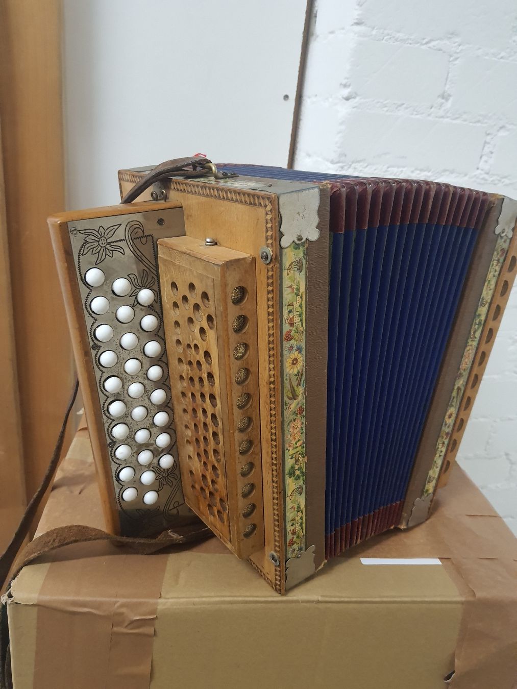Instruments de musique: schwyzerorgeli 8 basses à restaurer  – D'occasion à Pont-de-la-Morge par Mirabelle0 5
