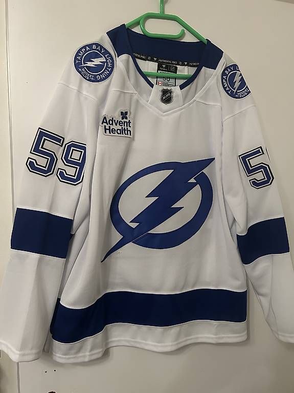 Maillots de corps & Pantalons: TB Lightning #59 Guentzel Jersey – D'occasion à Effretikon par PrimeTimeB
