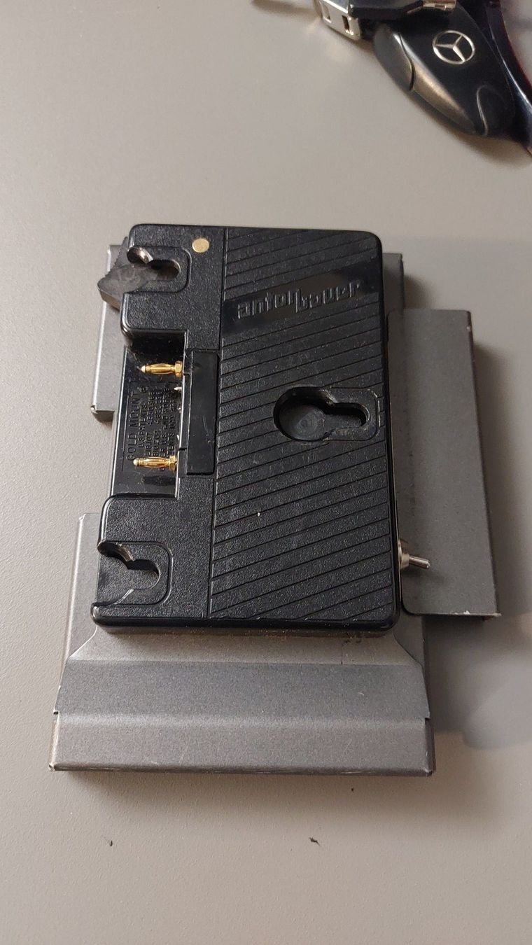 Sony Videocamere: Adapter von Anton Bauer auf V-Mount Akku – Usato da Rheineck venduto da FMPTV