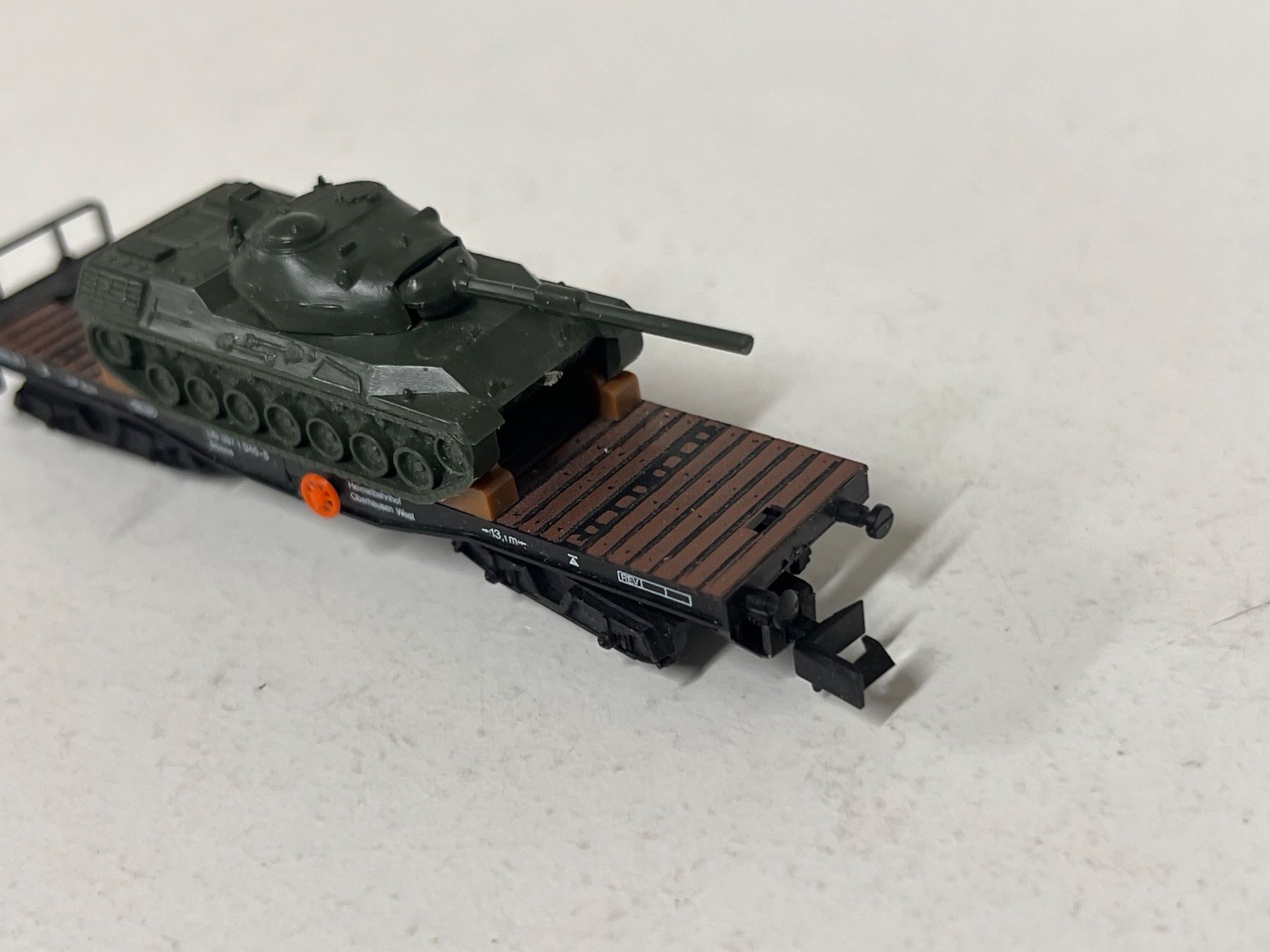 Arnold Modellini di ferrovie: Arnold Spur N Flachwagen beladen mit Panzer – Usato da Neuenhof venduto da ludovicco 2