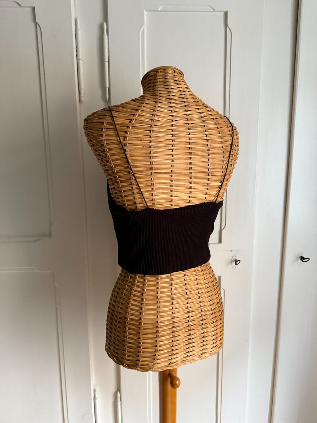 Weekday Top: WEEKDAY - cropped Top dunkelbraun M – Usato da Zürich venduto da Diazaio 2