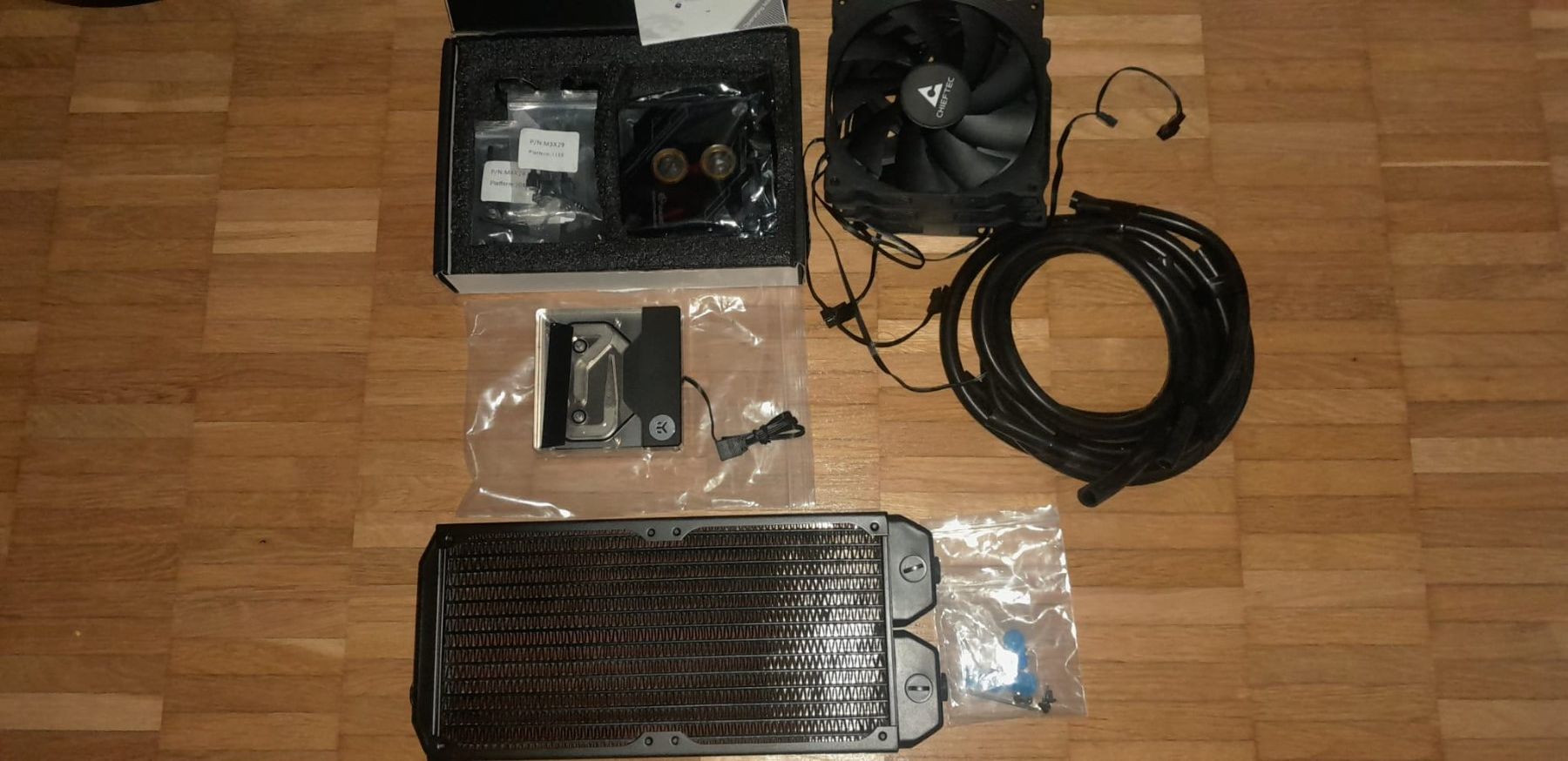 Composants électroniques: Komponenten für PC-Wasserkühlungen – Neuf (Voir description) à Bellinzona par tah_v5tl