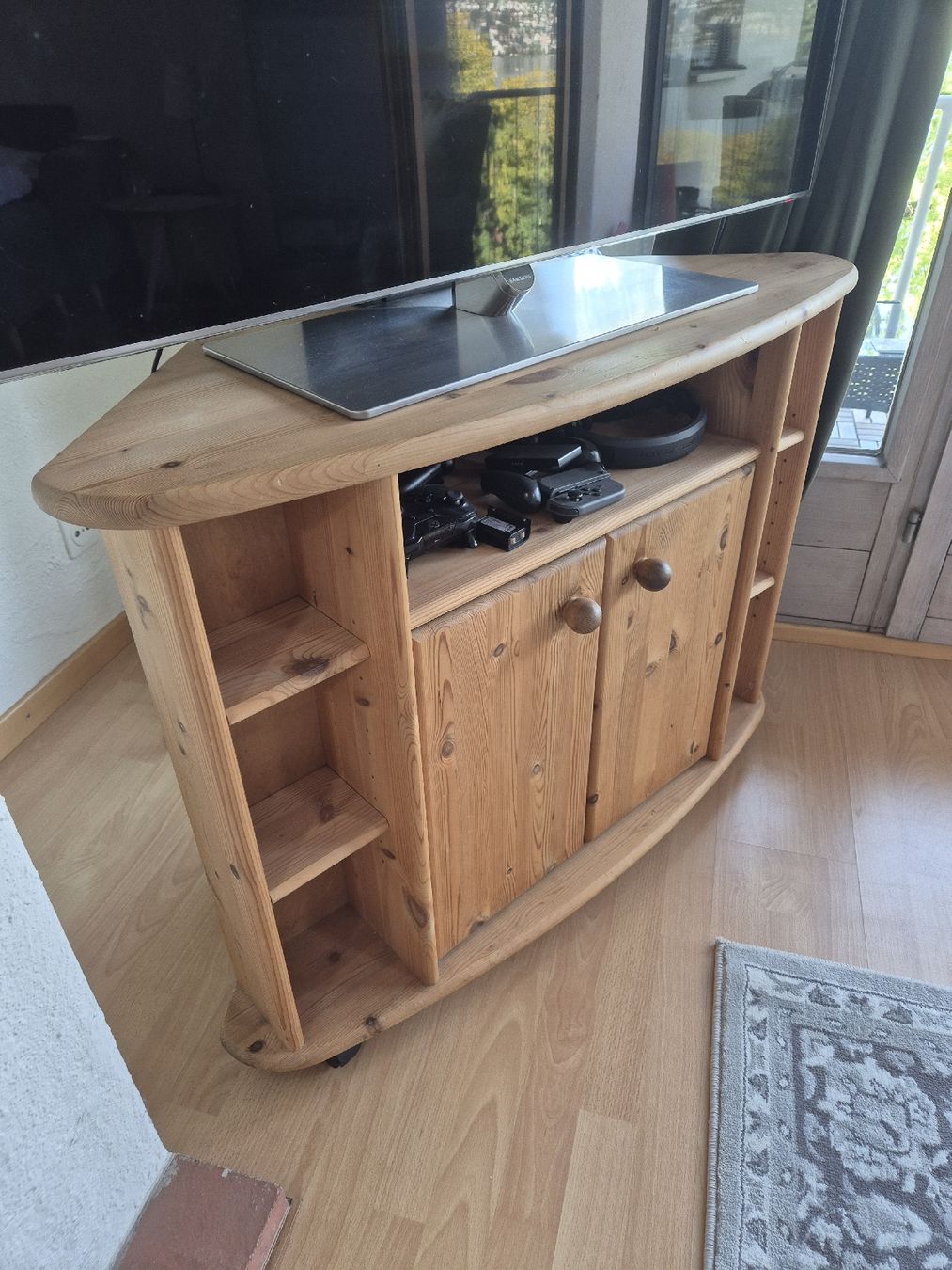 Mobili TV: Corner TV stand on wheels – Usato da Kilchberg ZH venduto da emi_6vtg