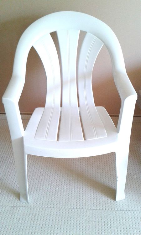 Weisser Stuhl Plastikstuhl Gartenstuhl gratis Kaufen auf Ricardo