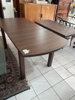 Zeitloser brauner Tisch, ausziehbar