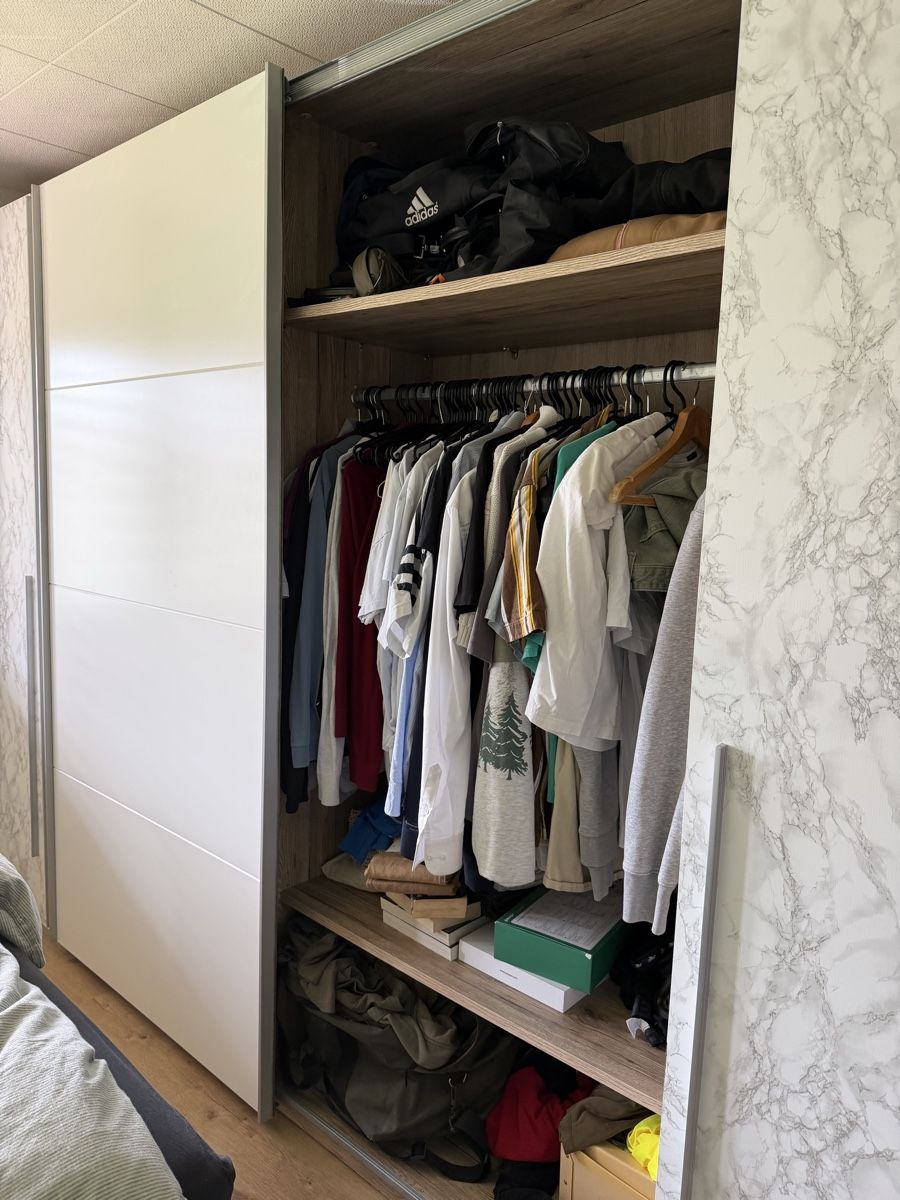 Armadi: Moderner Schwebetürenschrank mit Marmor-Optik – Usato da Uster venduto da goo_59sc 2
