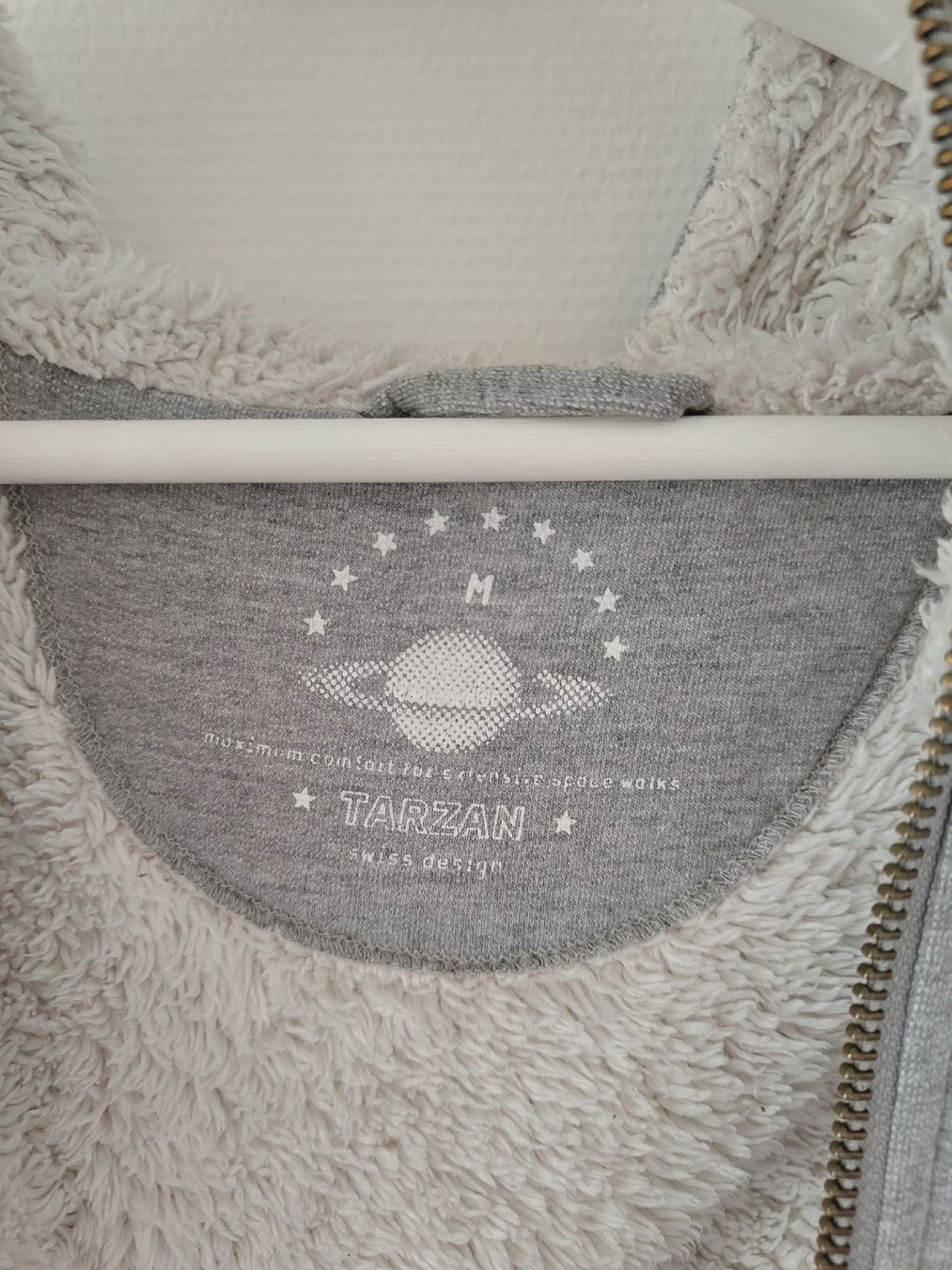 Maglioni & Felpe: Grauer Kapuzenpullover TARZAN Lammfell-Optik Grösse M – Usato da Zürich venduto da s_a11 2