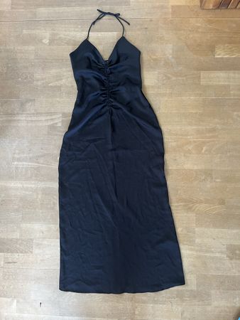 Schwarzes Kleid mit Trägern