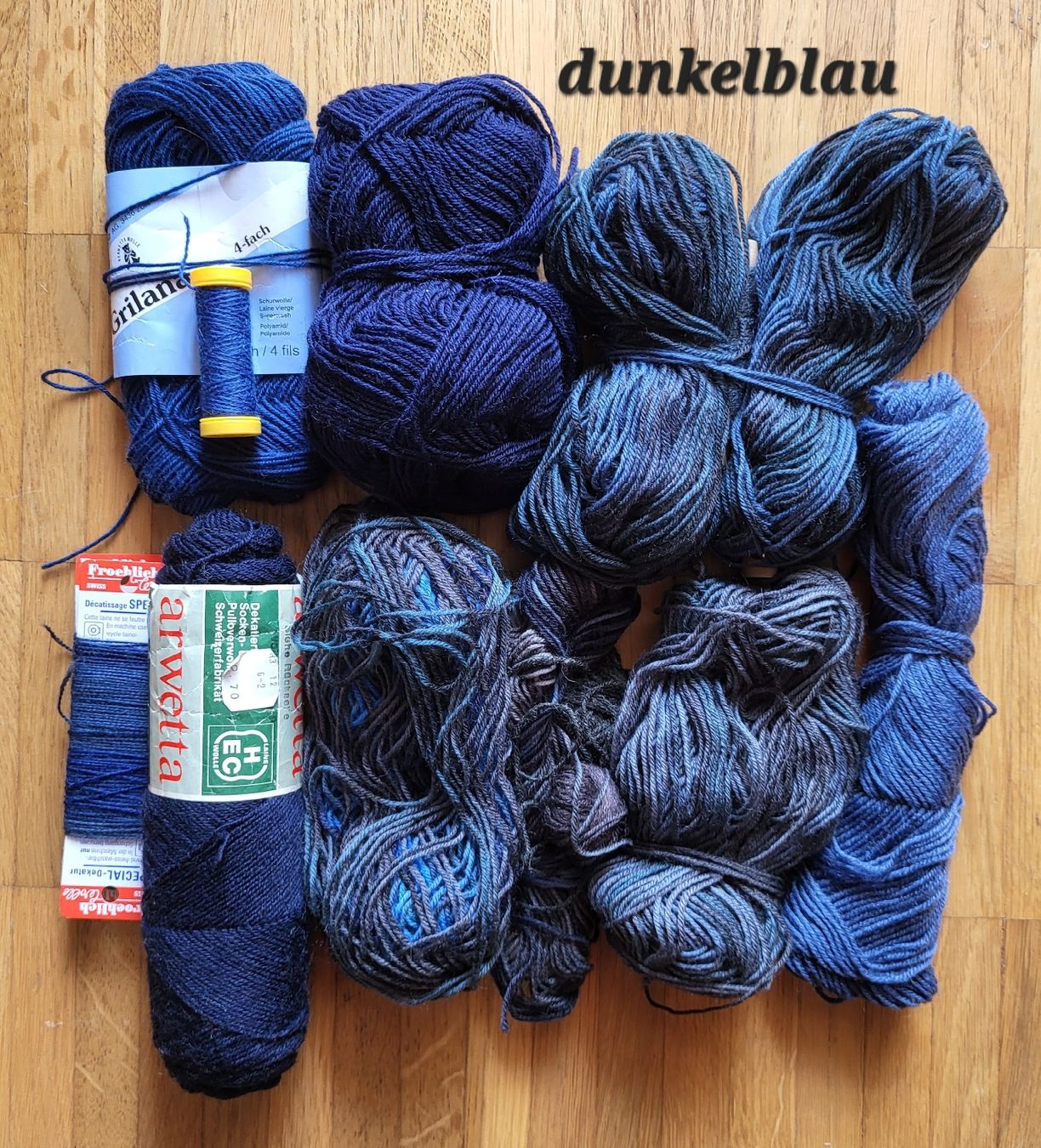 Laine: Resten Sockenwolle dunkelblau  – D'occasion à Winterthur par Baer49