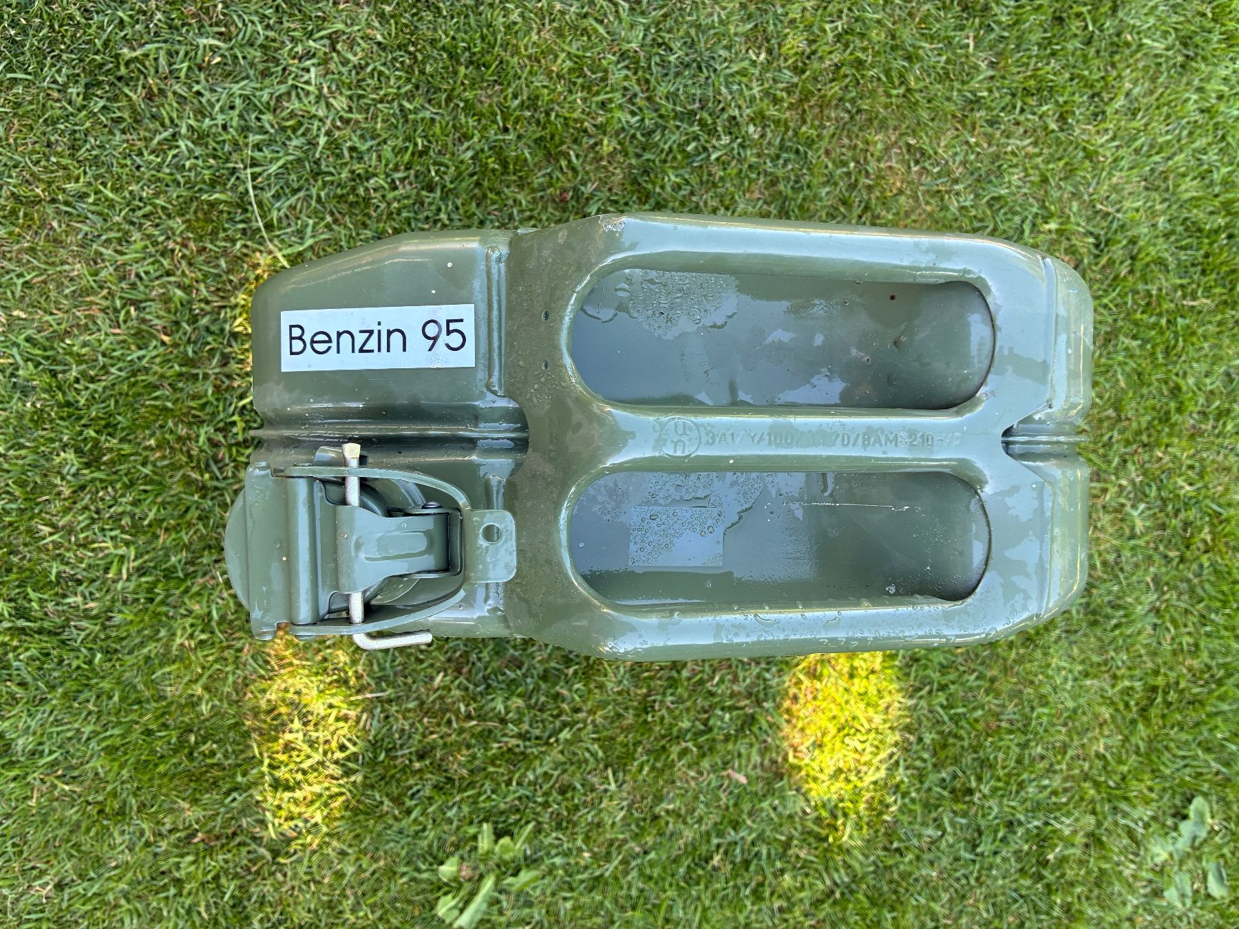 Schweizer Armee Taniche per benzina: Benzin oder Dieselkanister 20Liter – Usato da Hittnau venduto da Luki78 1