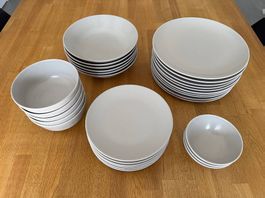 Geschirrset in Hellgrau, modernes Design