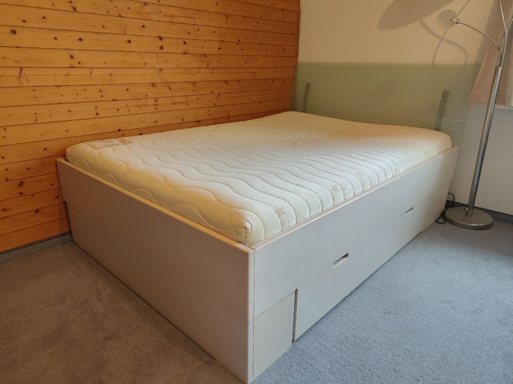 Lits: Bett 140 x 200 cm mit Schublade – D'occasion à Gossau ZH par Treasurekeeper