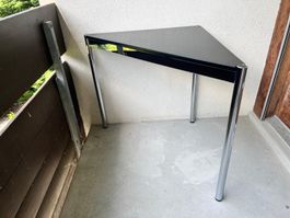 Glänzender schwarzer Beistelltisch Dreiecktischli, 104x75x75