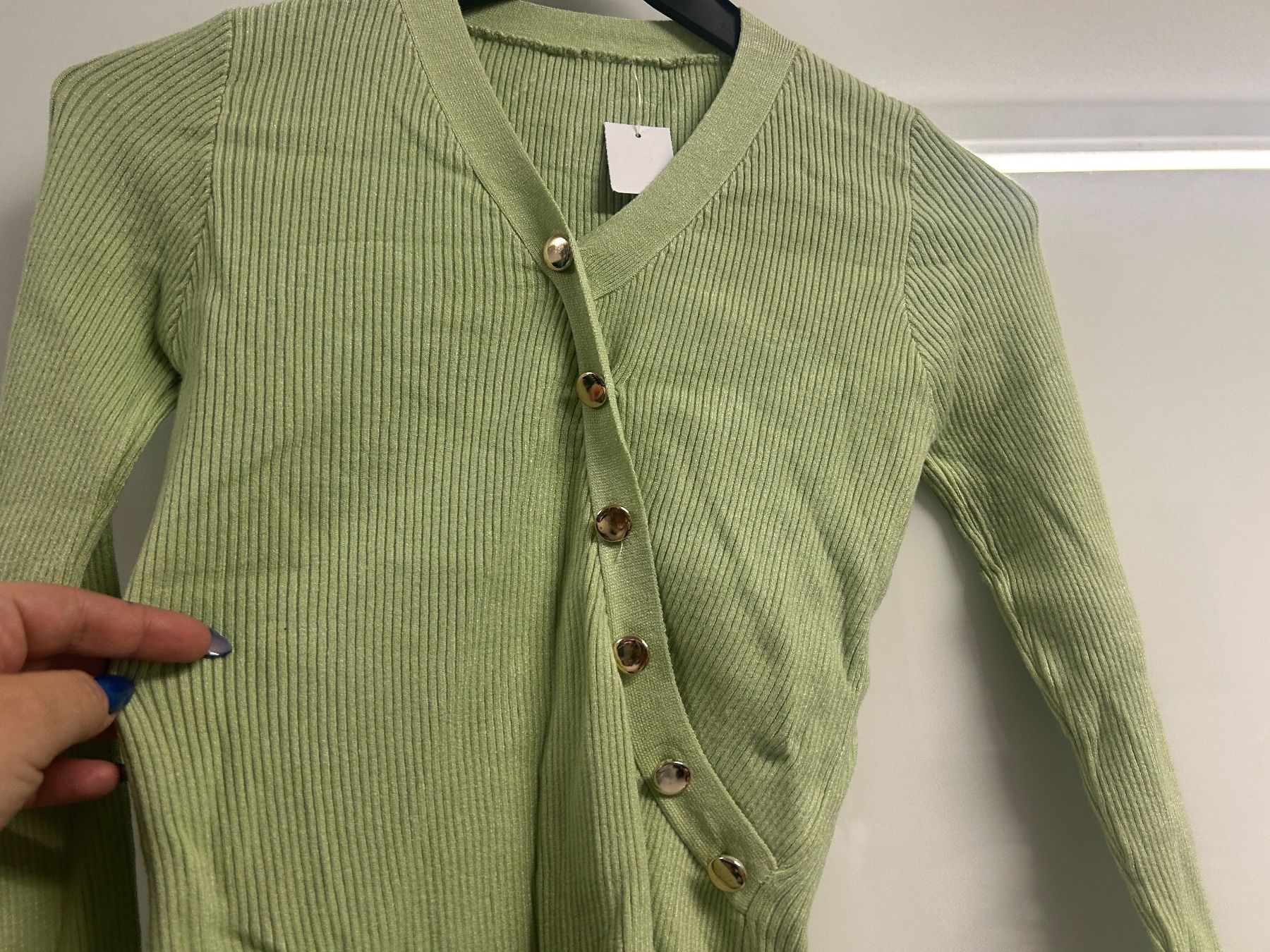 Maglioni & Felpe: Pullover Figurbetont Pastellgrün Knöpfe One Size Neu – Nuovo e nell'imballaggio originale da Regensdorf venduto da Spyke55 1