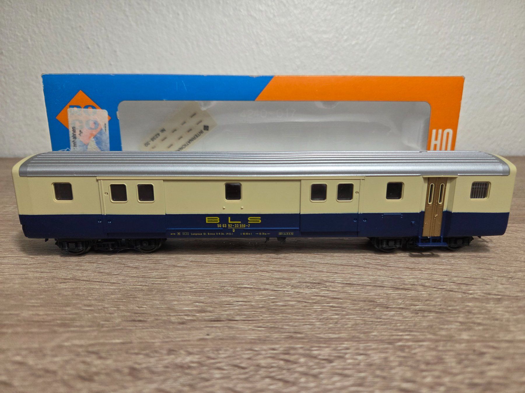 Roco Modellini di ferrovie: Roco 4240A Gepäckwagen BLS H0 – Nuovo e nell'imballaggio originale da St-Aubin-Sauges venduto da Lo_Go 1