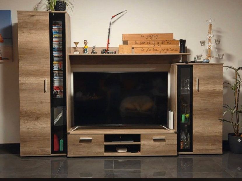 Conforama TV Möbel: A vendre paroi murale – Gebraucht aus Vétroz von lyn_p59r