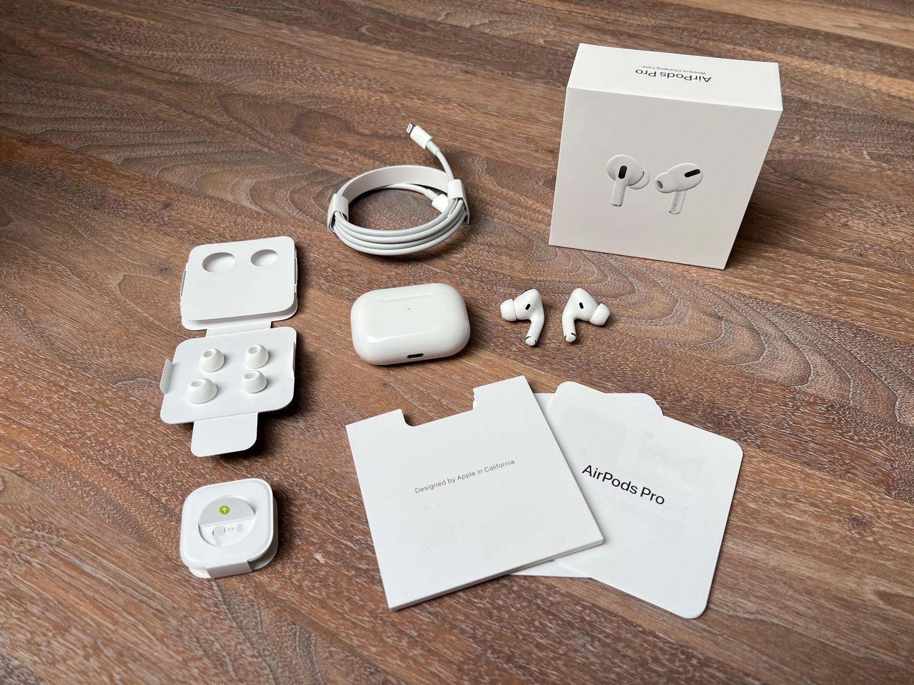 Apple Headsets: APPLE AirPods Pro 1st Gen Wireless Charging Case / Air Pods – Gebraucht aus Worb von