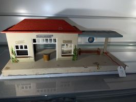 Kibri Bahnhof Blech Durchgang, Gepäck, Zeitungen!