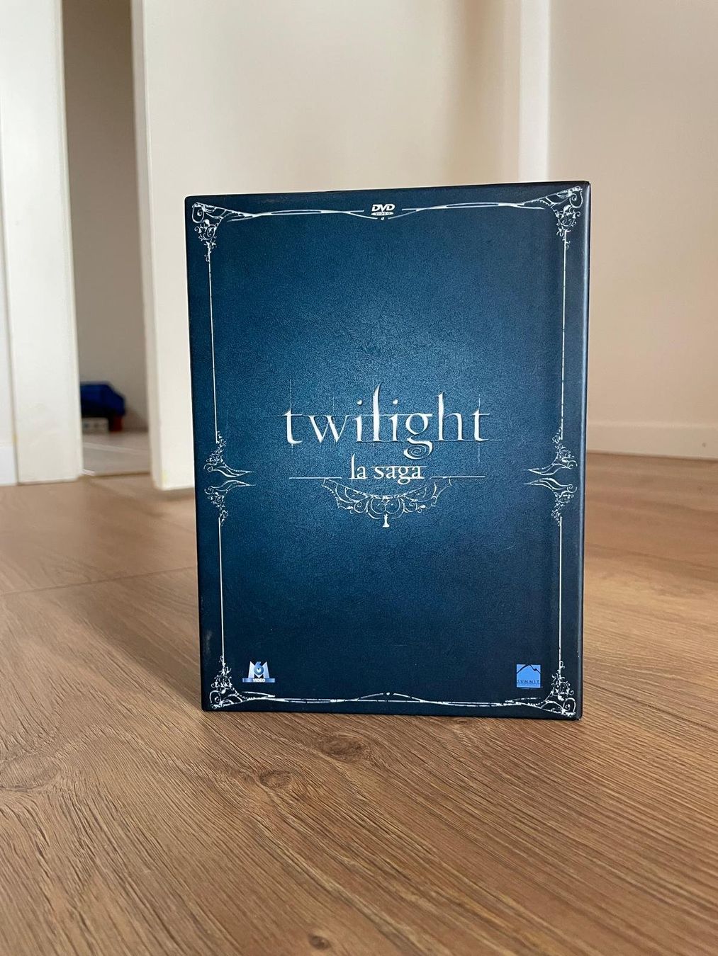 Tutti i DVDs: Coffret DVD Saga Twilight Complète + posters – Usato da Lonay venduto da steve.paquier