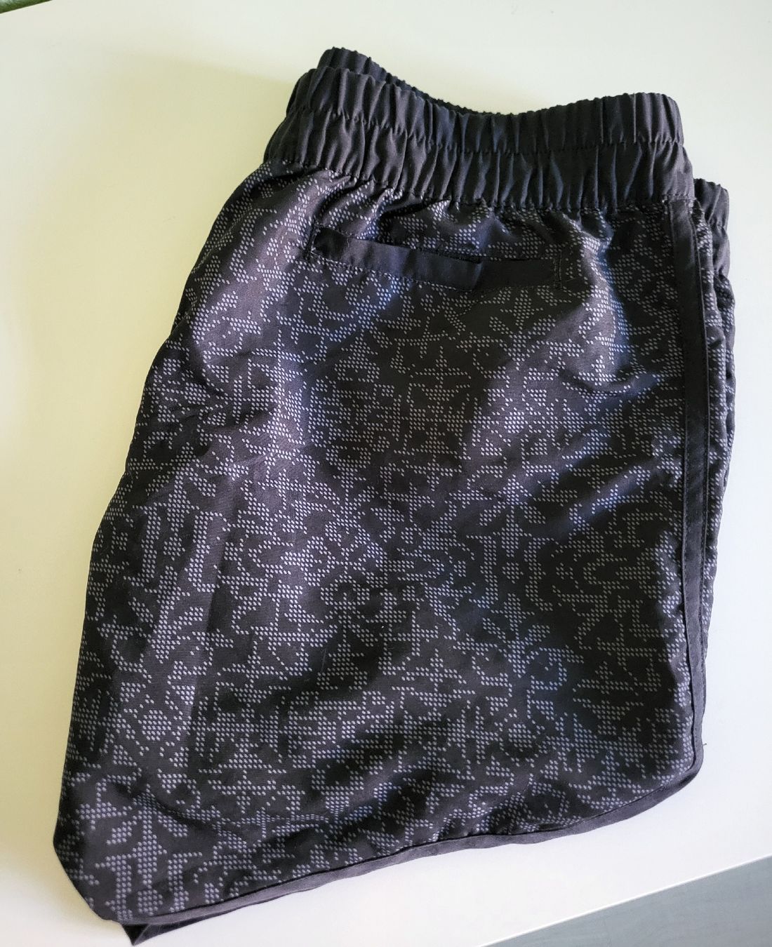 Lotti di vestiti: Badeshorts & Bikini-Oberteile – Usato da Lohn SH venduto da Svalmi 3