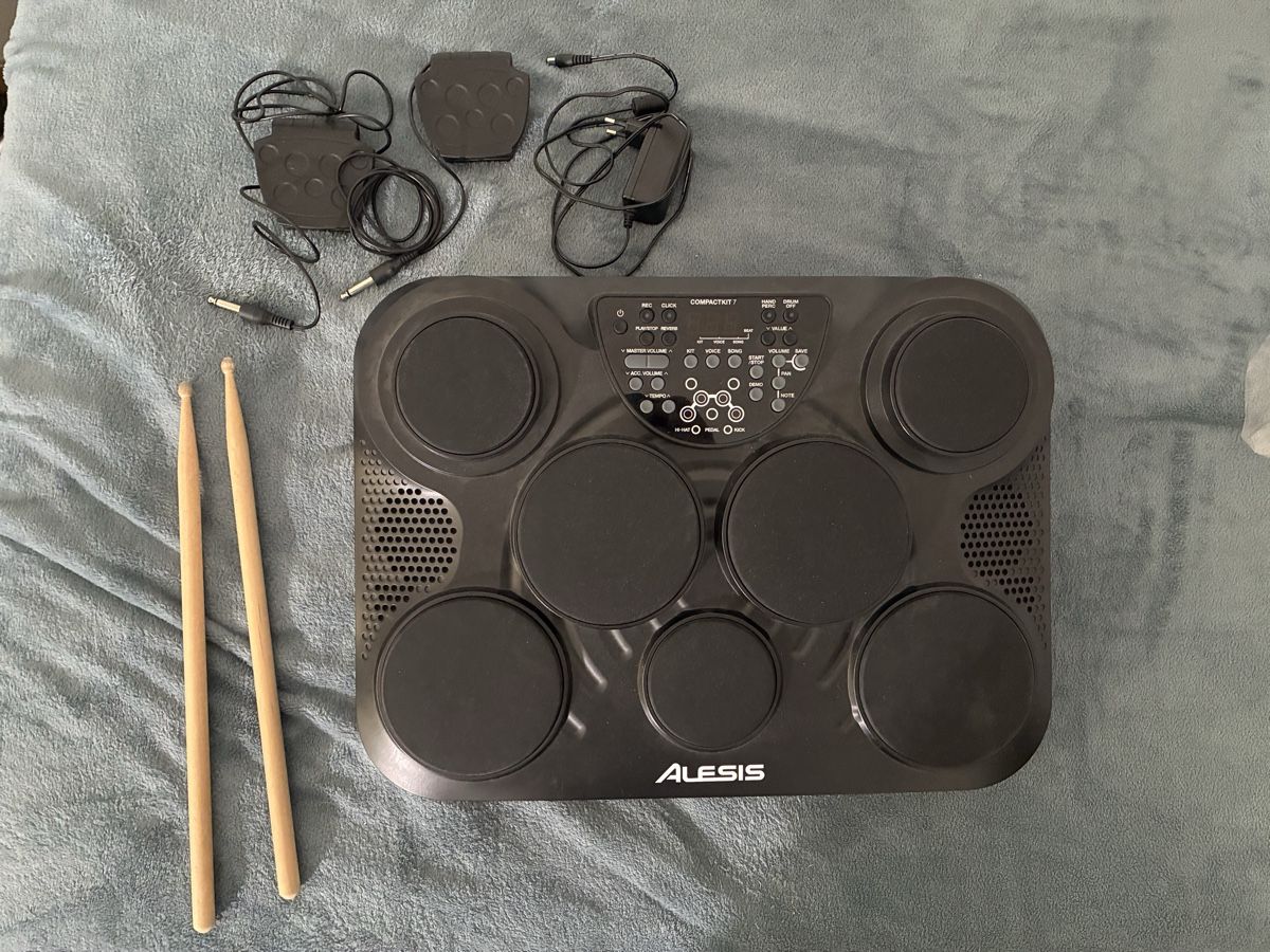 Alesis Musikinstrumente: Alesis Compact Kit 7 E-Drum – Gebraucht aus Gattikon von The.Sparklab